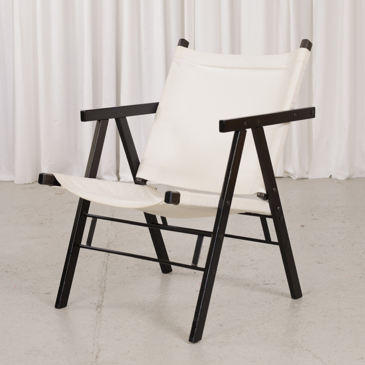 Yrjö Kukkapuro Pressu 2 chair – Opposite front angled view