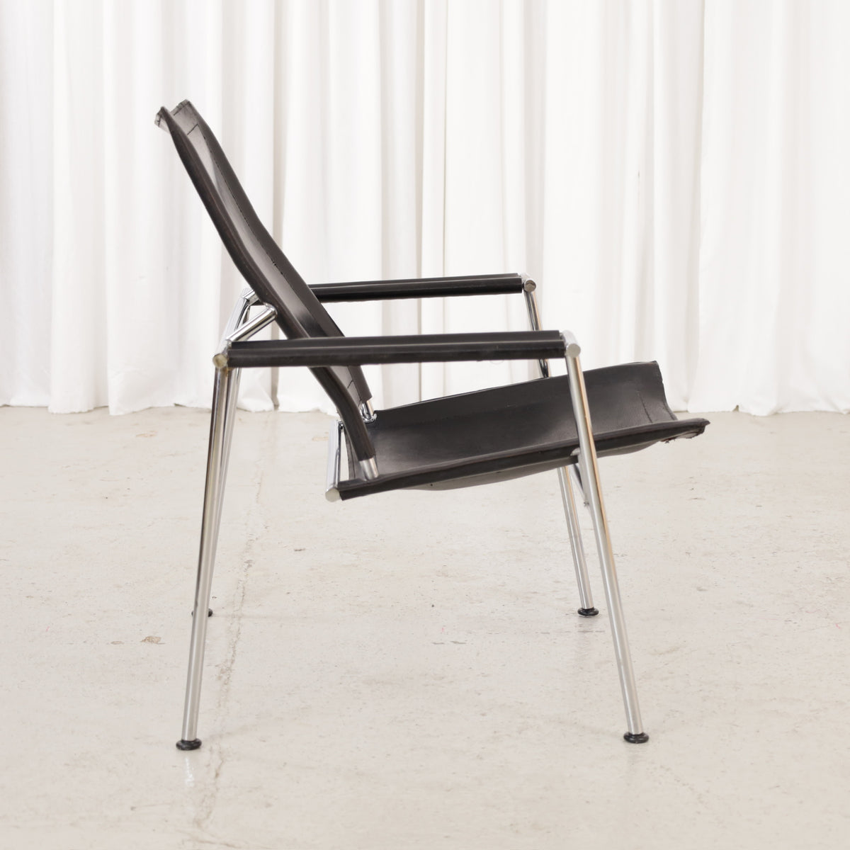 Yrjö Kukkapuro Casino lounge chair in black leather – opposite side view