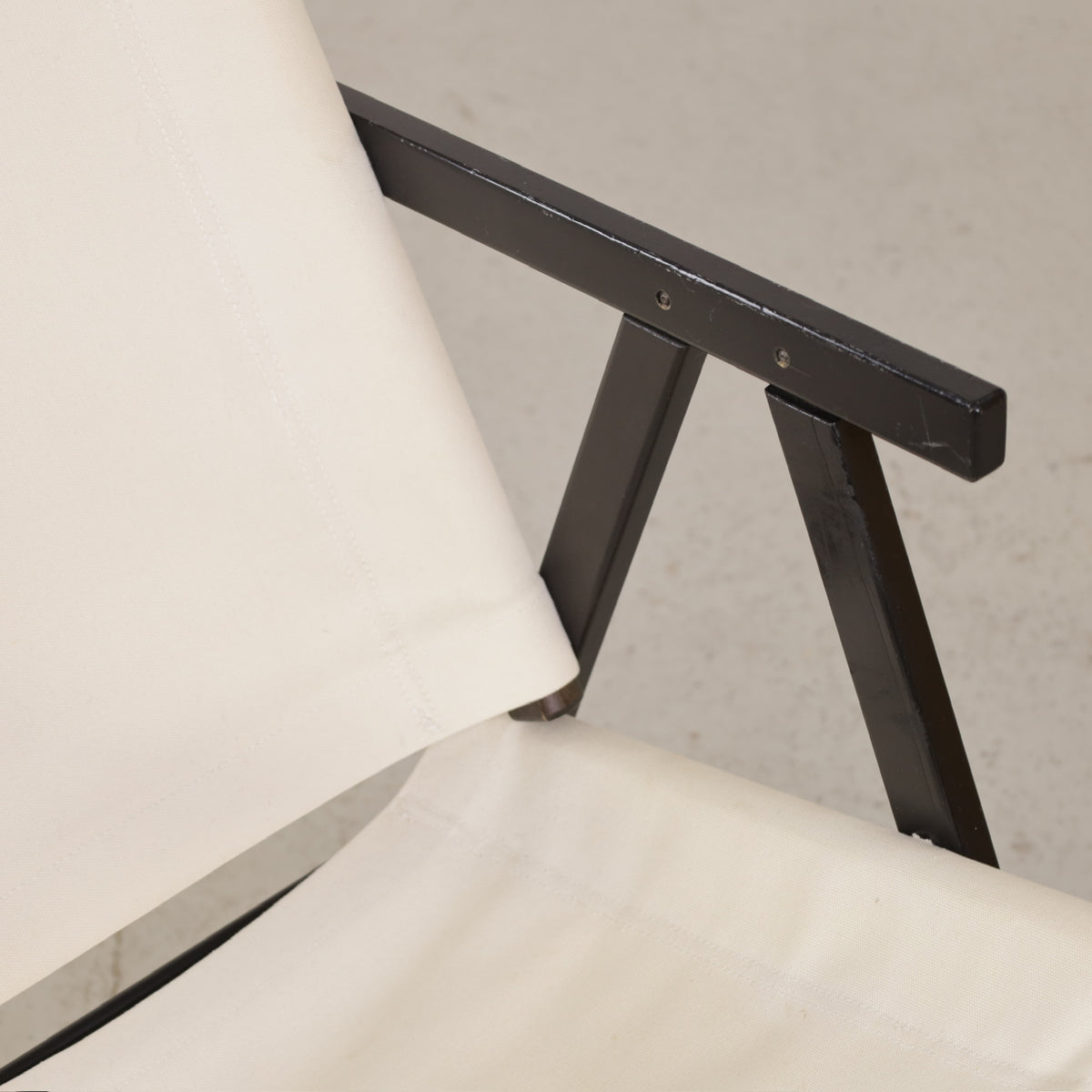 Yrjö Kukkapuro Pressu 2 chair – Seat support and painted wood detail