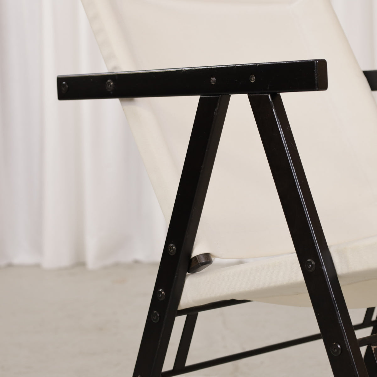 Yrjö Kukkapuro Pressu 2 chair – Armrest surface detail