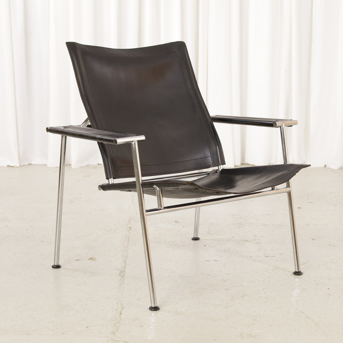 Yrjö Kukkapuro Casino lounge chair in black leather – three-quarter front view