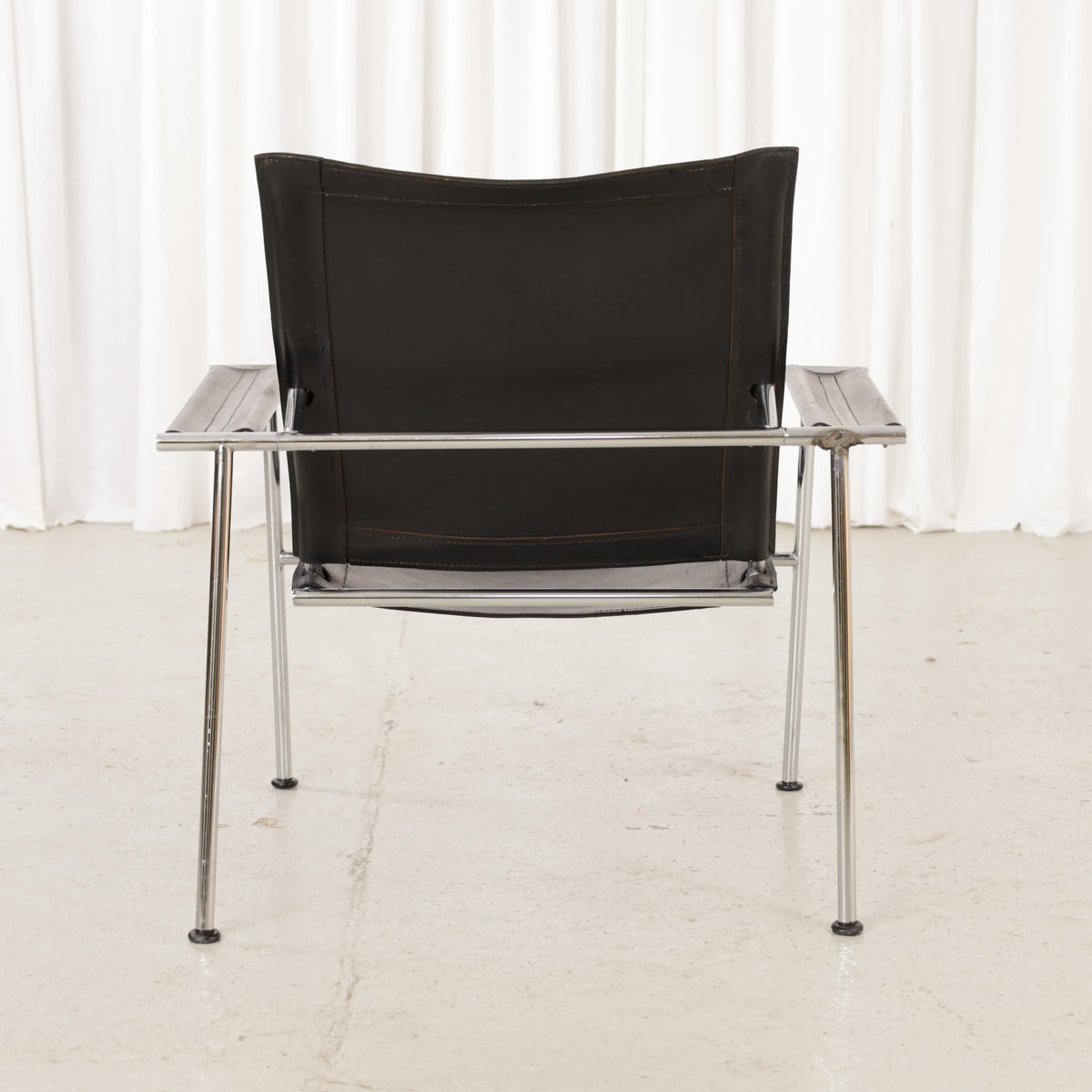 Yrjö Kukkapuro Casino lounge chair in black leather – rear view