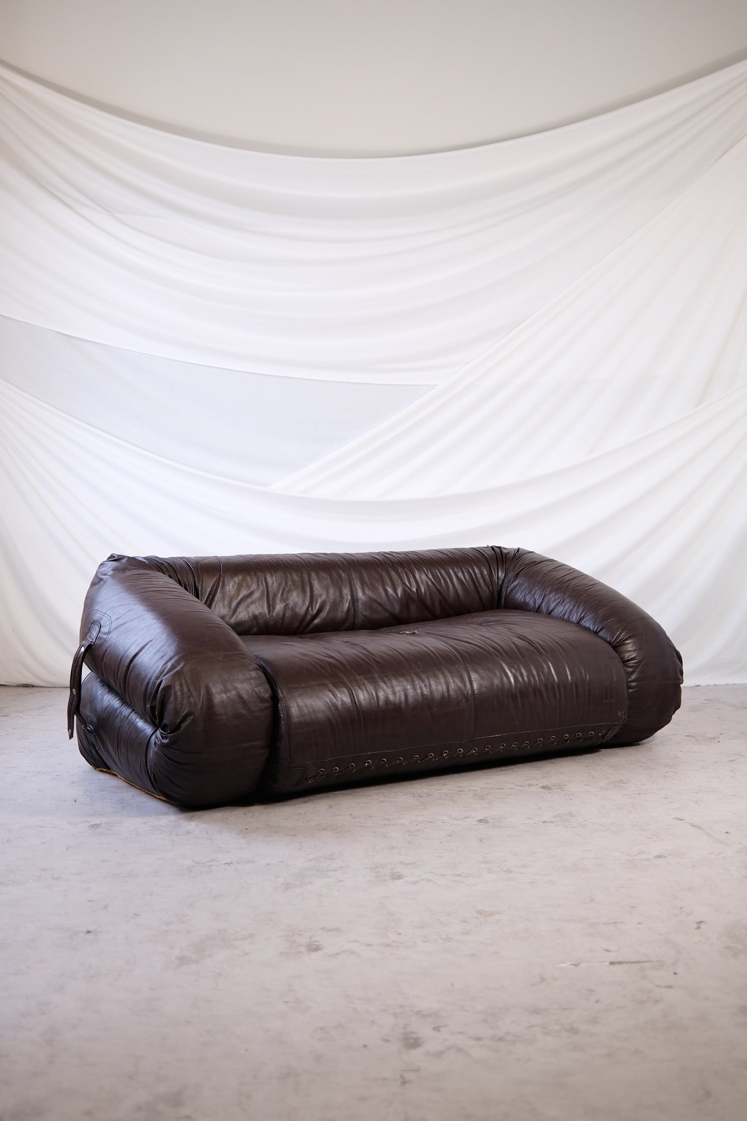 Vintage Anfibio sofa by Alessandro Becchi for Giovannetti, dark brown leather with original sheepskin interior, convertible into a bed. Pino Interiors