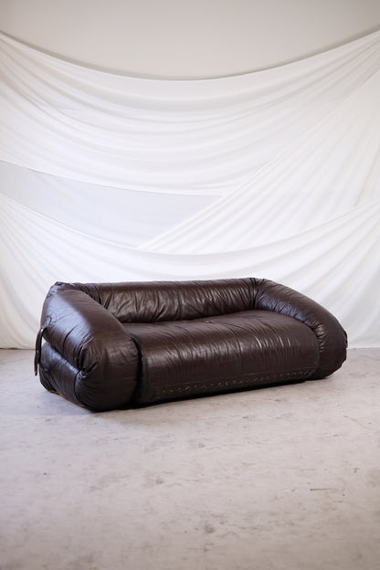 Vintage Anfibio sofa by Alessandro Becchi for Giovannetti, dark brown leather with original sheepskin interior, convertible into a bed. Pino Interiors
