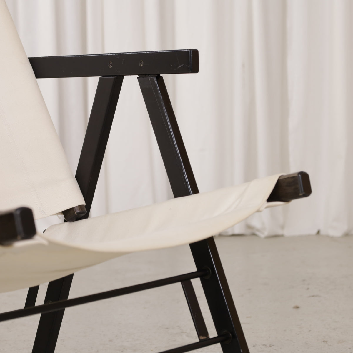 Yrjö Kukkapuro Pressu 2 chair – Painted frame and fabric detail