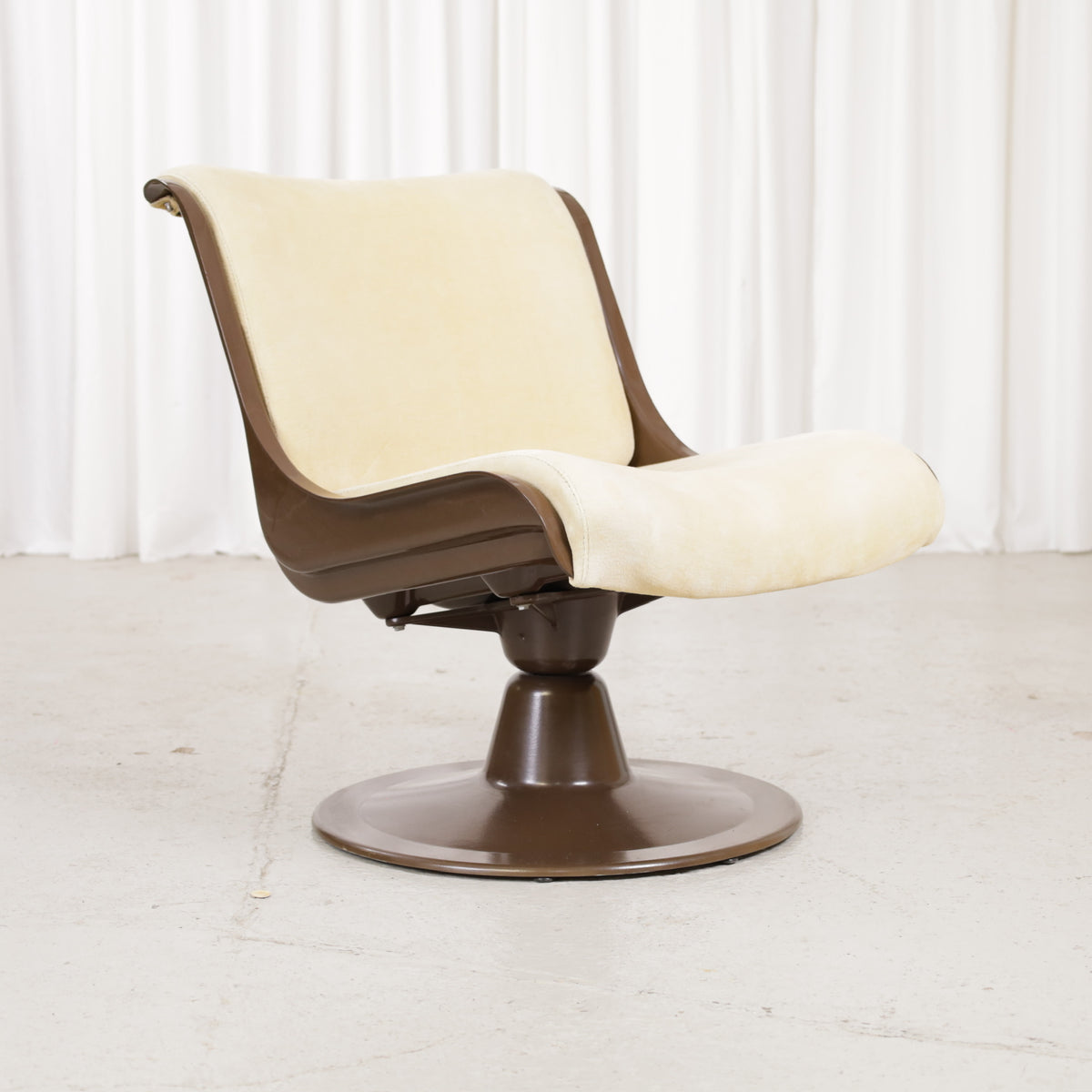 Yrjö Kukkapuro 3814-1KF chair, brown shell and pale yellow upholstery – opposite front angle