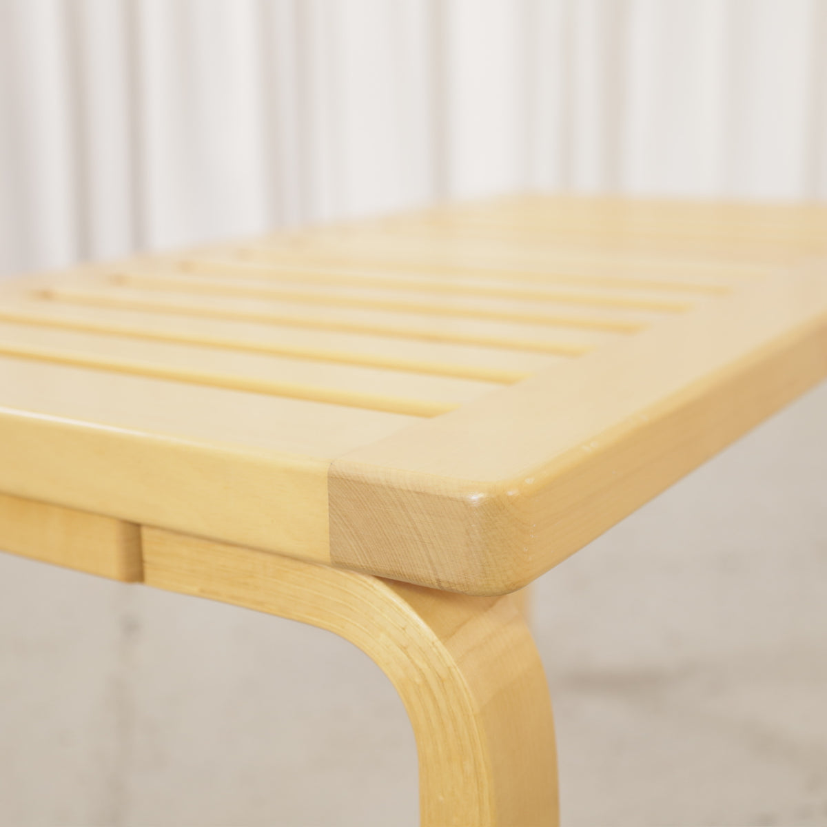 Alvar Aalto Artek 153B birch bench – Seat corner and edge detail