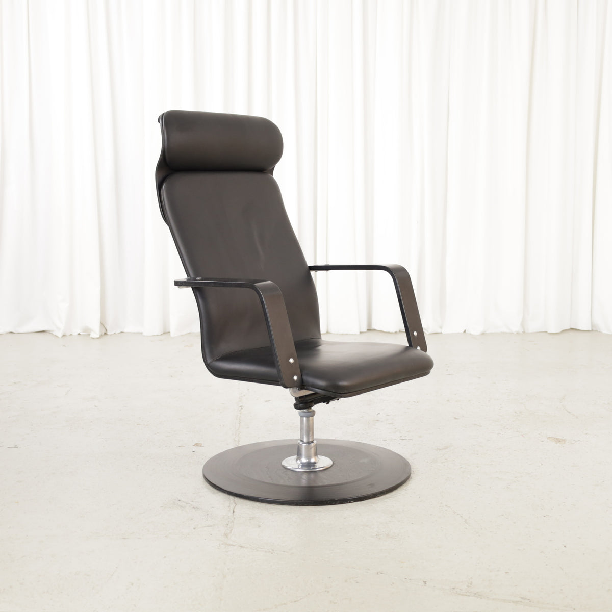Yrjö Kukkapuro Avarte Fysio chair with disc base – Front angled view