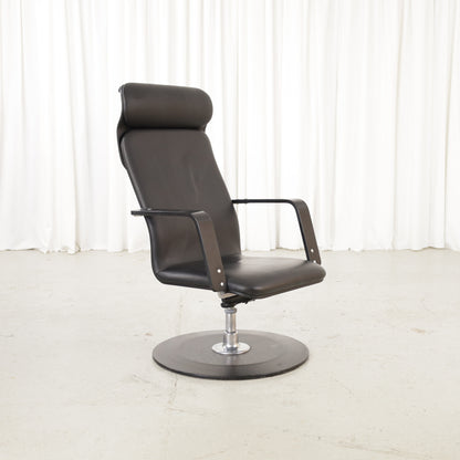Yrjö Kukkapuro Avarte Fysio chair with disc base – Front angled view
