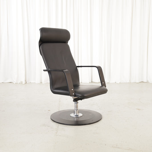 Yrjö Kukkapuro Avarte Fysio chair with disc base – Front angled view