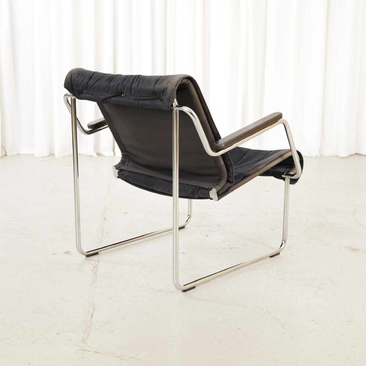 Yrjö Kukkapuro Pressu lounge chair – Opposite rear angled view