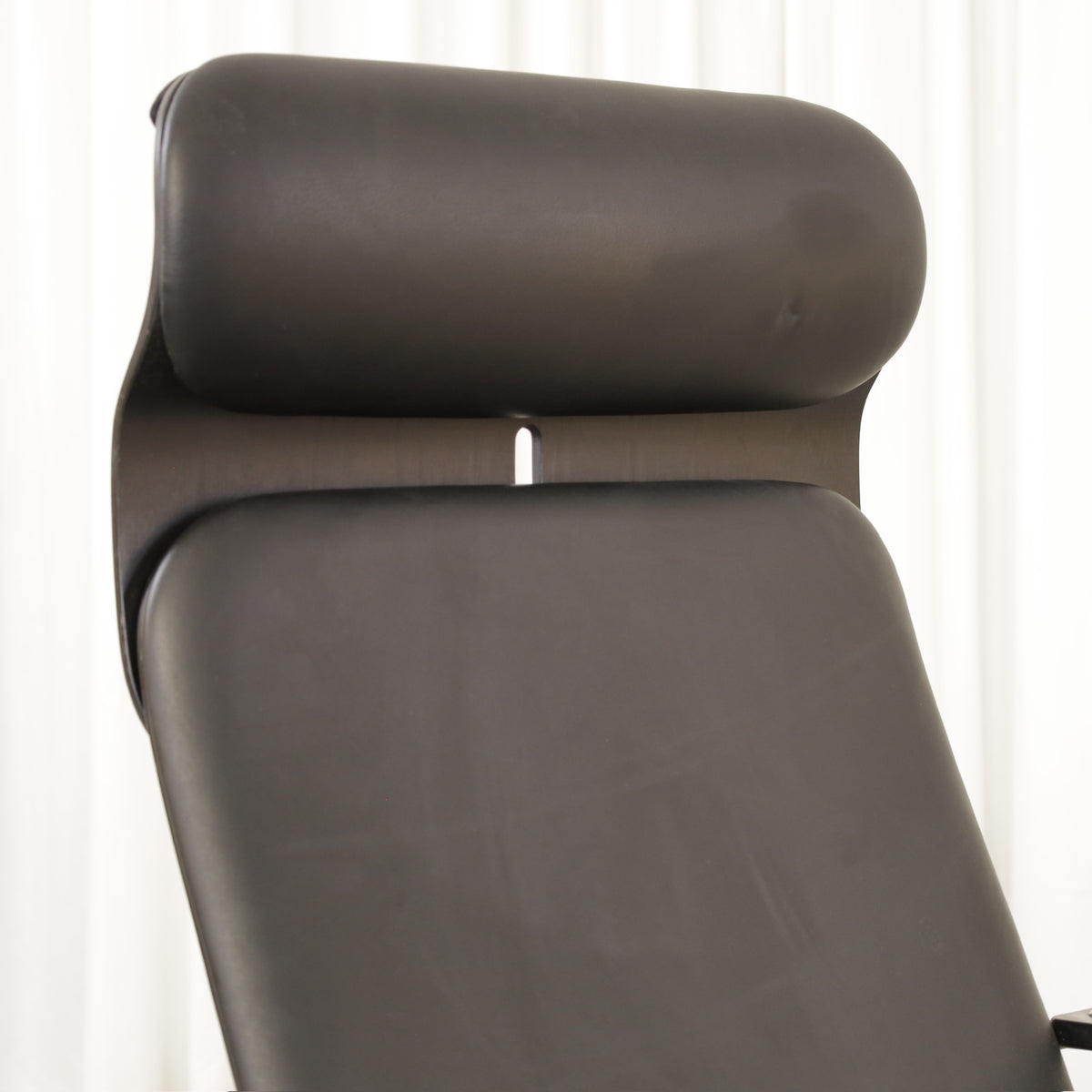 Yrjö Kukkapuro Avarte Fysio chair with disc base – Headrest leather indentation