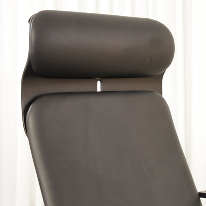 Yrjö Kukkapuro Avarte Fysio chair with disc base – Headrest leather indentation