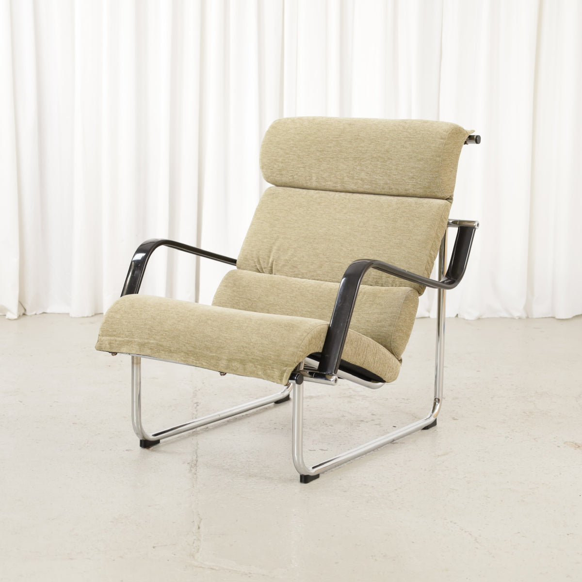 Yrjö Kukkapuro Remmi lounge chair in green fabric, front three-quarter view