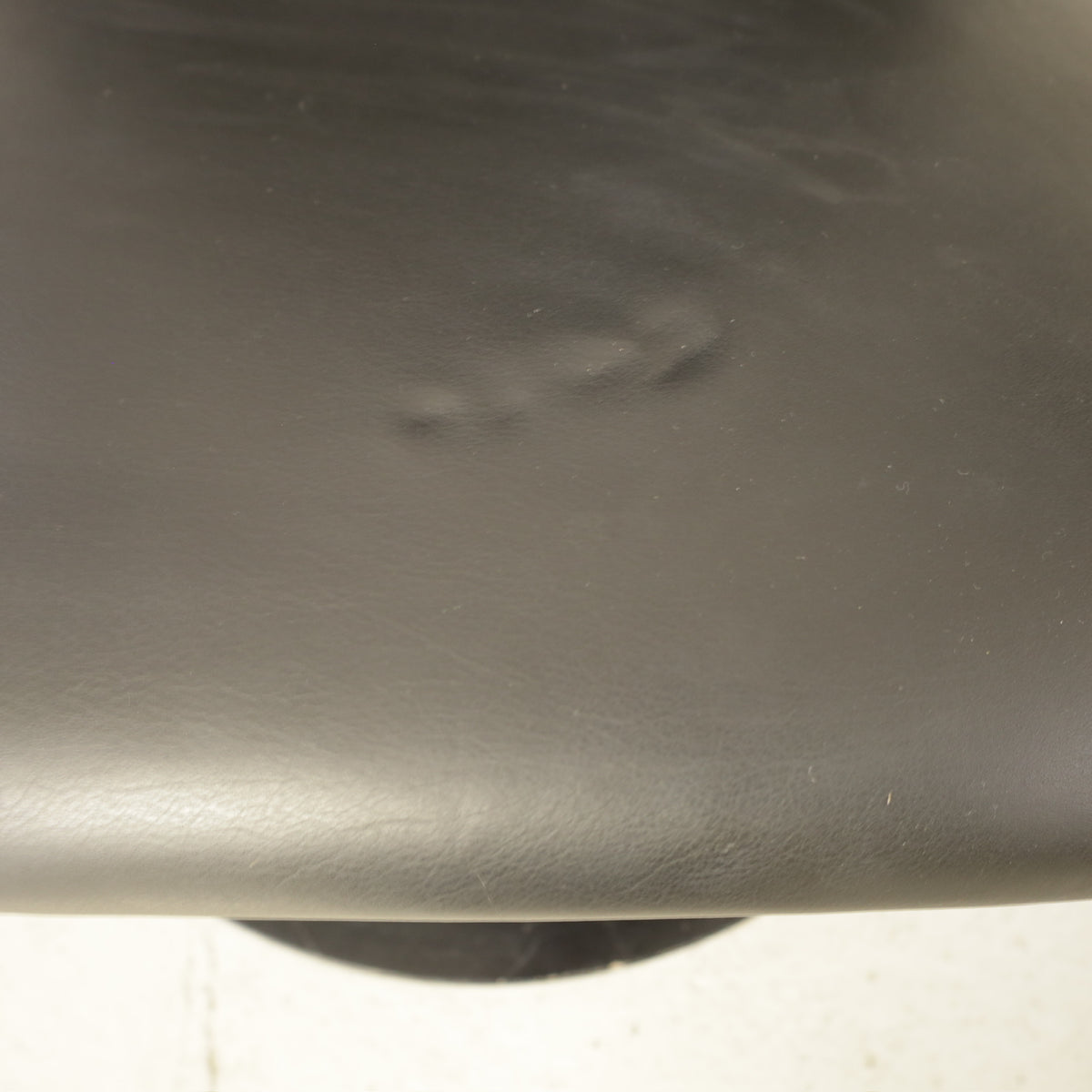 Yrjö Kukkapuro Avarte Fysio chair with disc base – Leather seat indentation