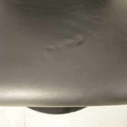 Yrjö Kukkapuro Avarte Fysio chair with disc base – Leather seat indentation