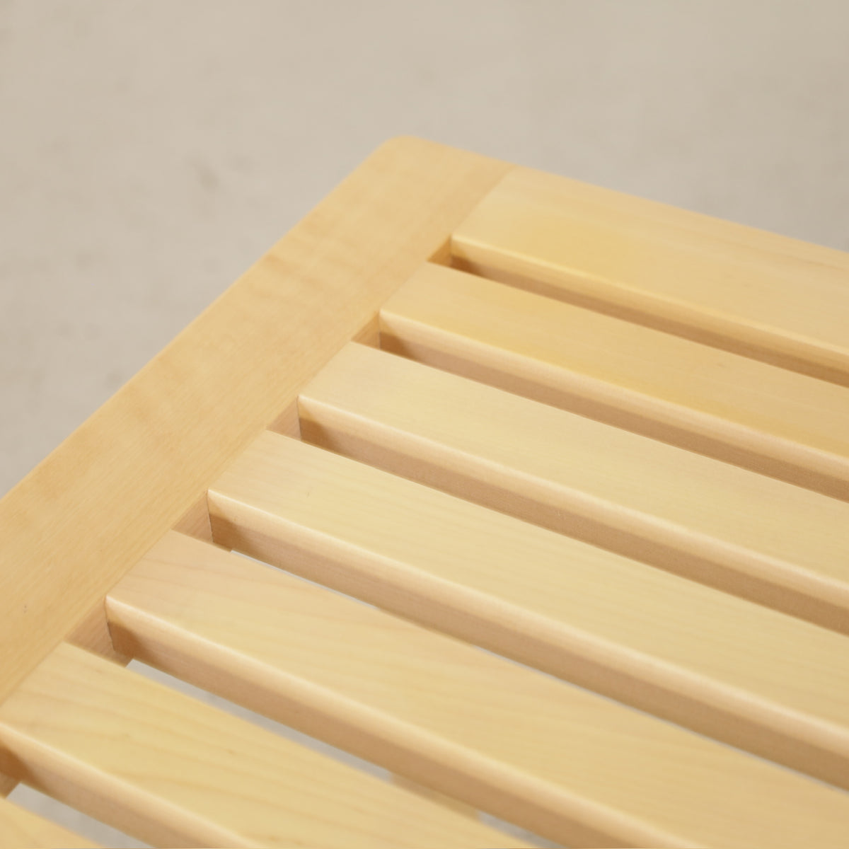Alvar Aalto Artek 153A birch bench – Birch seat colour variation detail