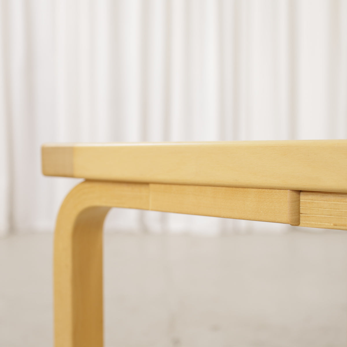 Alvar Aalto Artek 153B birch bench – Opposite L-leg detail