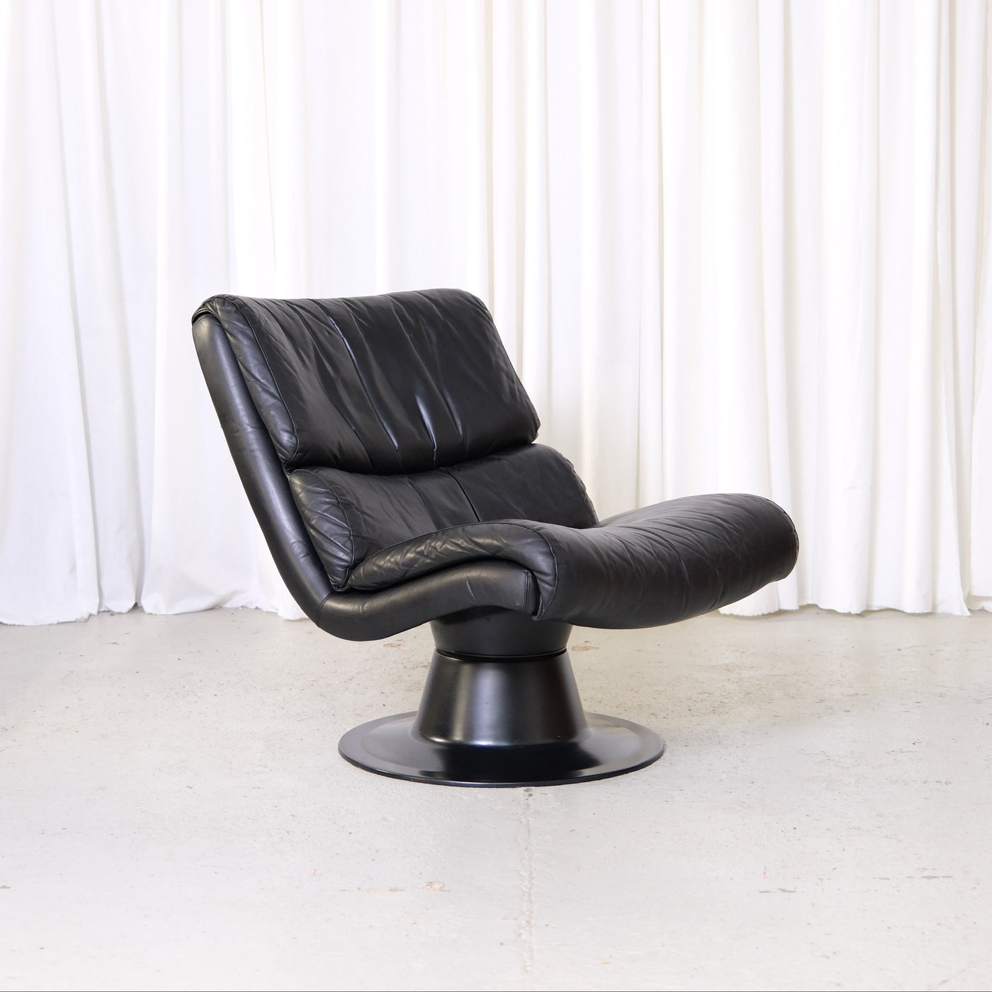 Yrjö Kukkapuro Saturnus Lounge Chair Black Leather