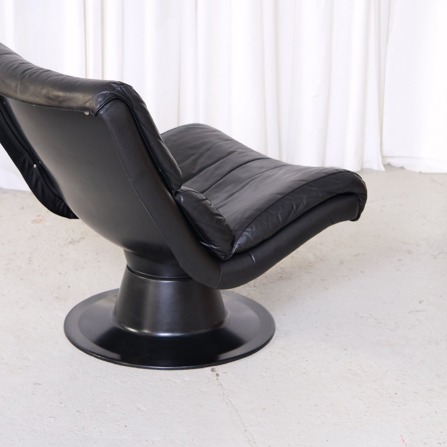 Yrjö Kukkapuro Saturnus Lounge Chair Black Leather