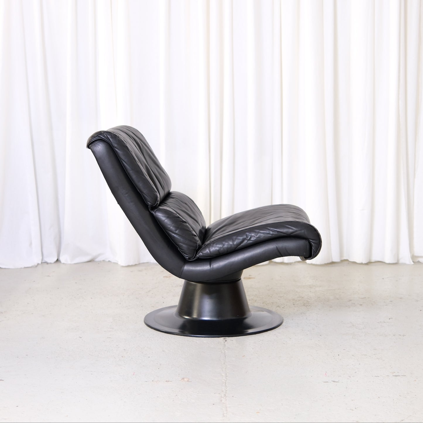 Yrjö Kukkapuro Saturnus Lounge Chair Black Leather