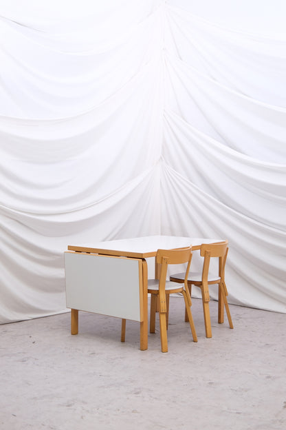 알바 알토의 아르텍 대형 드롭 리프 테이블