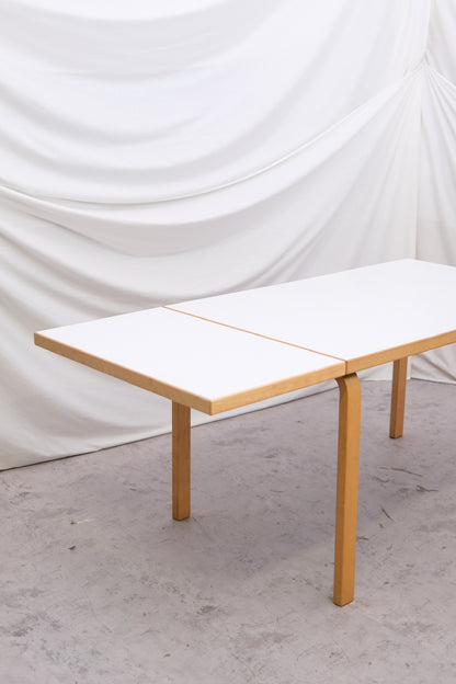 알바 알토의 아르텍 대형 드롭 리프 테이블