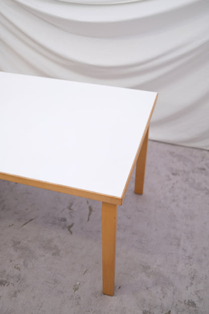 알바 알토의 아르텍 대형 드롭 리프 테이블