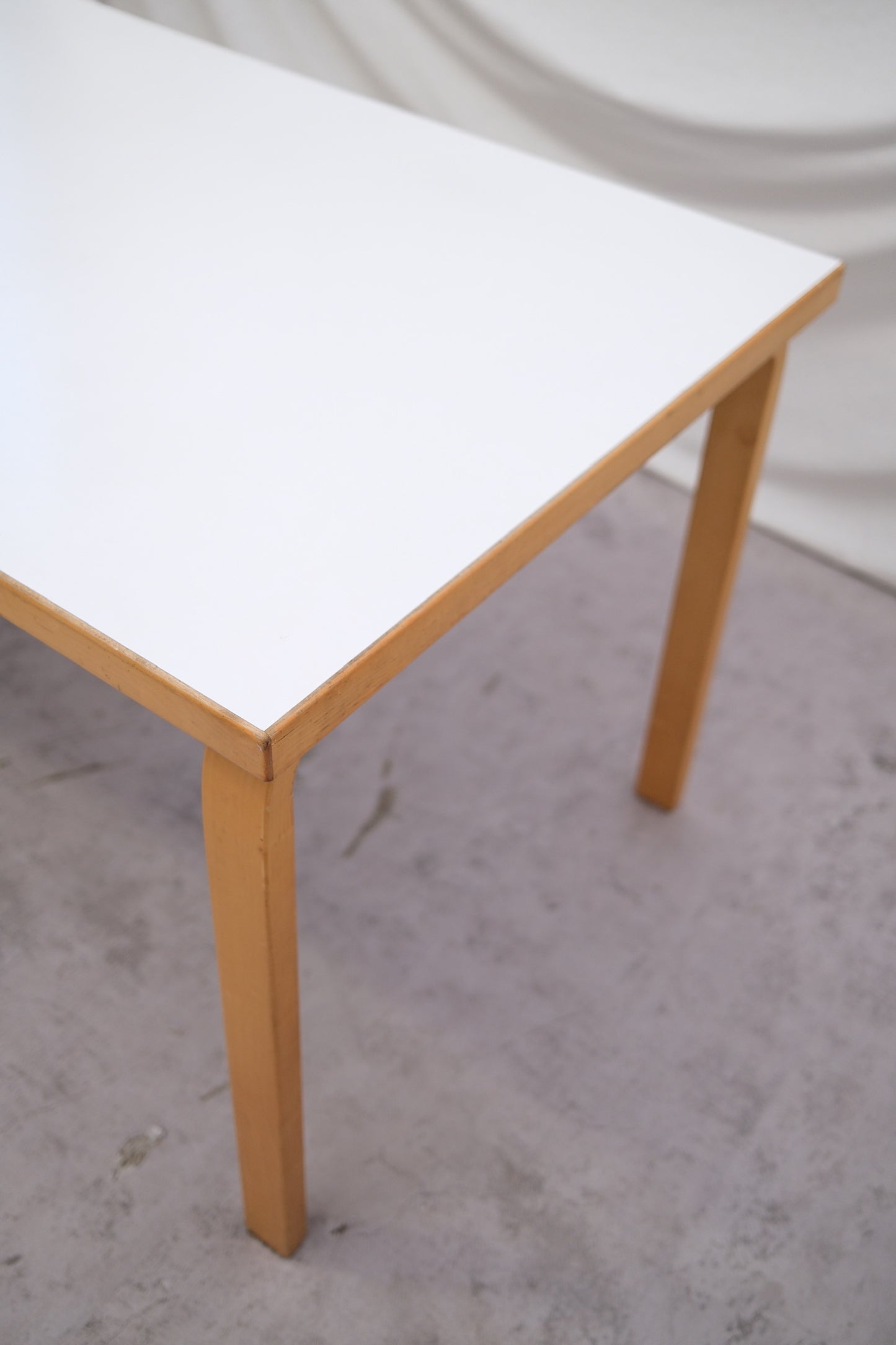 알바 알토의 아르텍 대형 드롭 리프 테이블