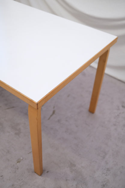 알바 알토의 아르텍 대형 드롭 리프 테이블