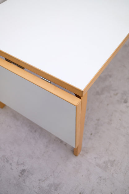 알바 알토의 아르텍 대형 드롭 리프 테이블