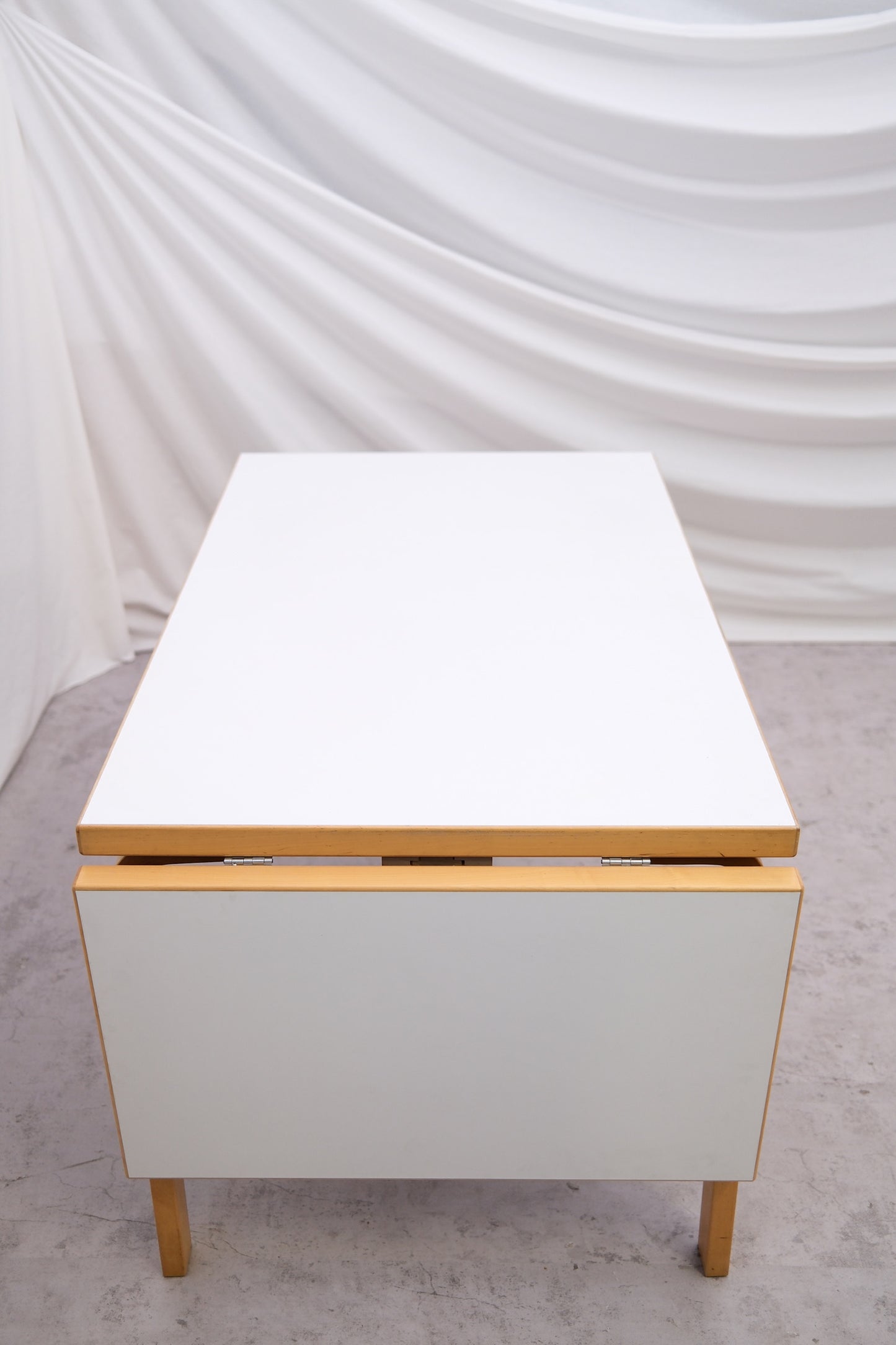 알바 알토의 아르텍 대형 드롭 리프 테이블