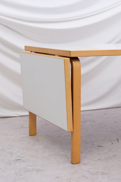 알바 알토의 아르텍 대형 드롭 리프 테이블