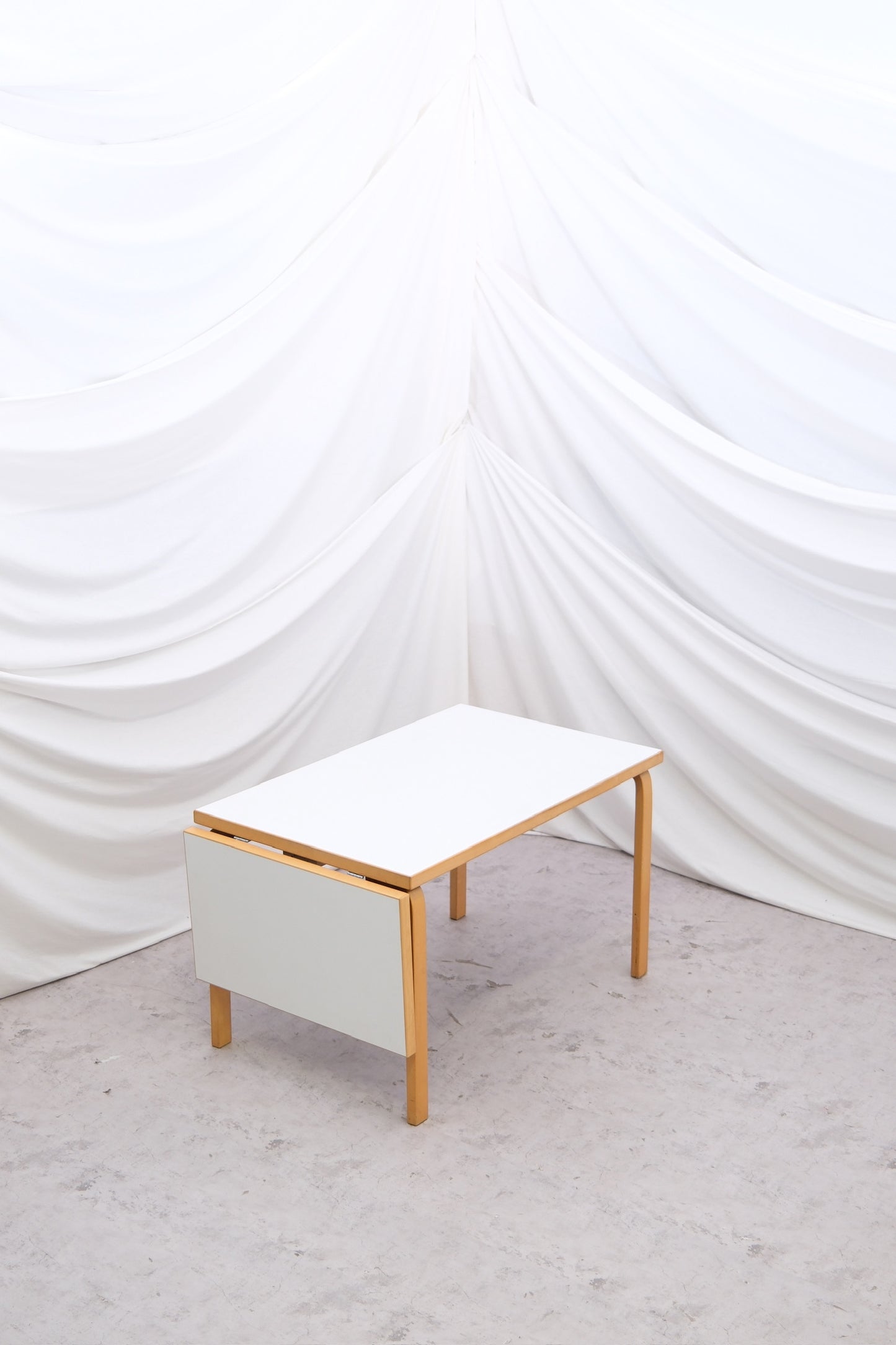 알바 알토의 아르텍 대형 드롭 리프 테이블