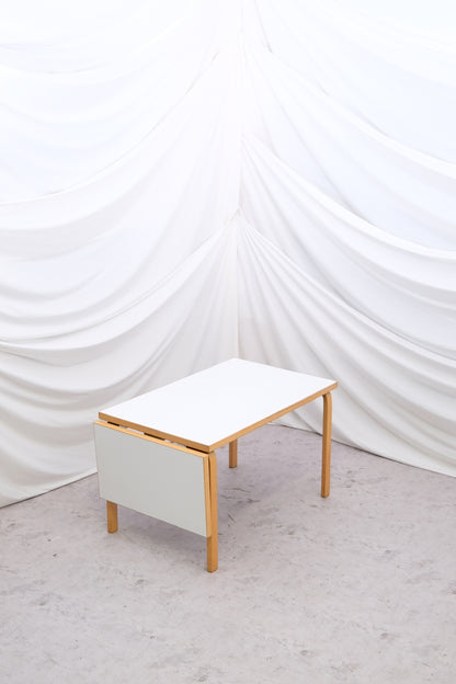 알바 알토의 아르텍 대형 드롭 리프 테이블