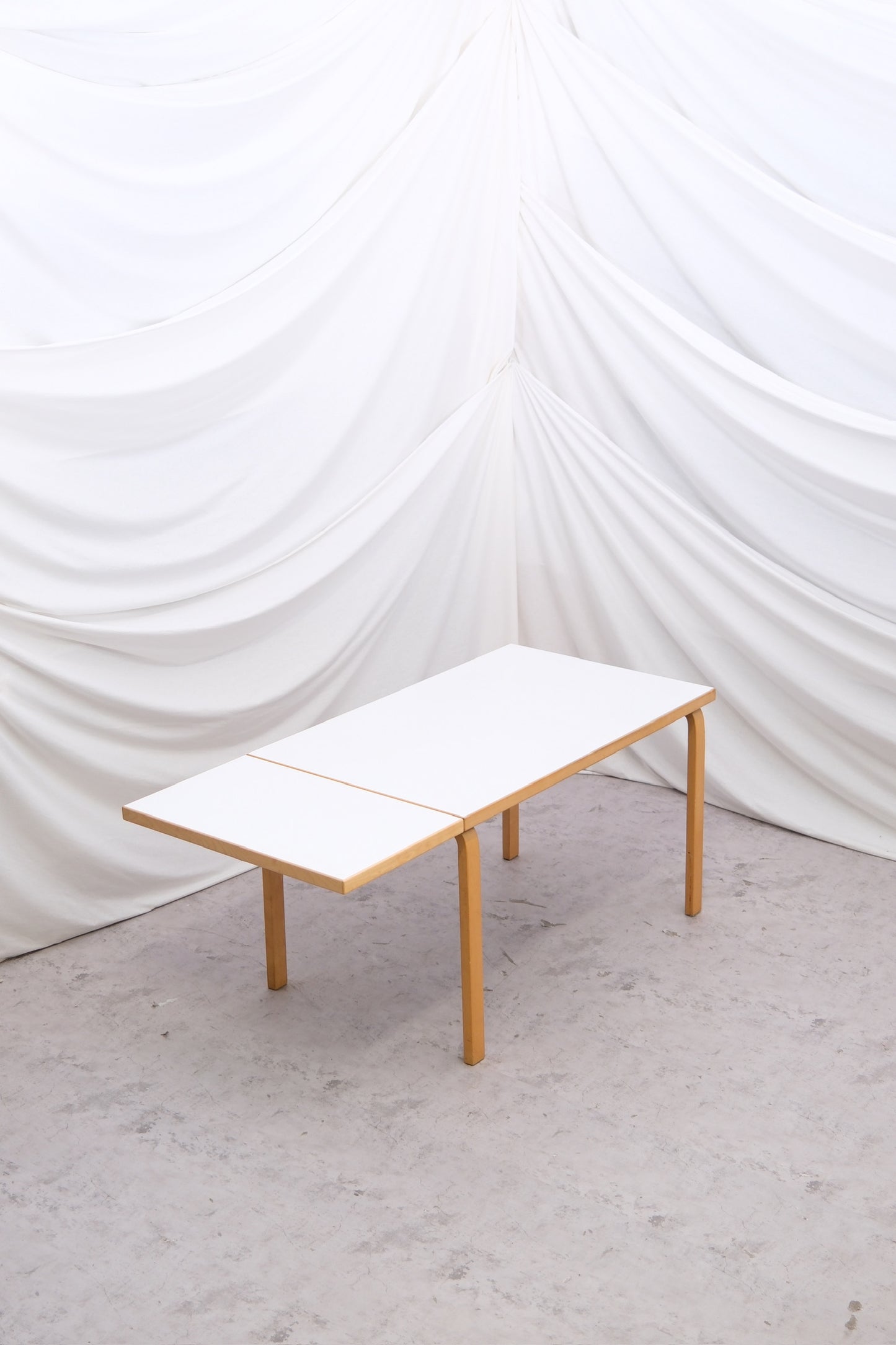 알바 알토의 아르텍 대형 드롭 리프 테이블