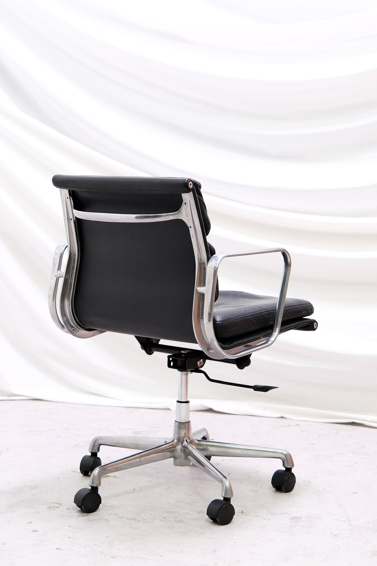 EA217 Soft Pad Chair by Charles & Ray Eames For ICF Italy