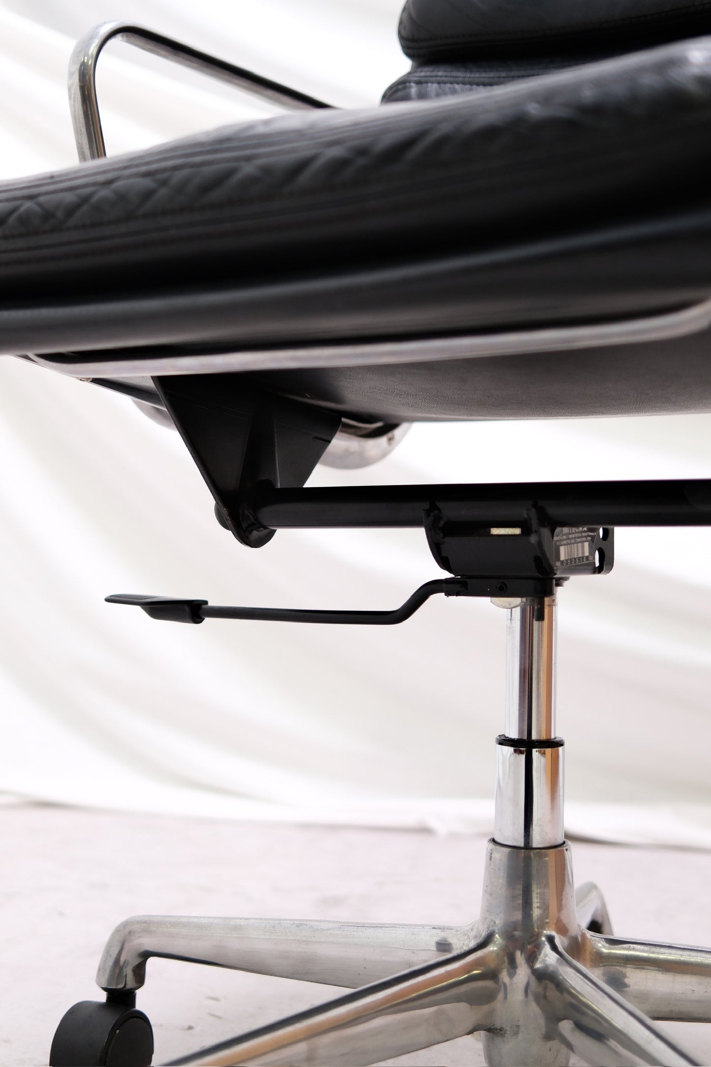 EA217 Soft Pad Chair by Charles & Ray Eames For ICF Italy