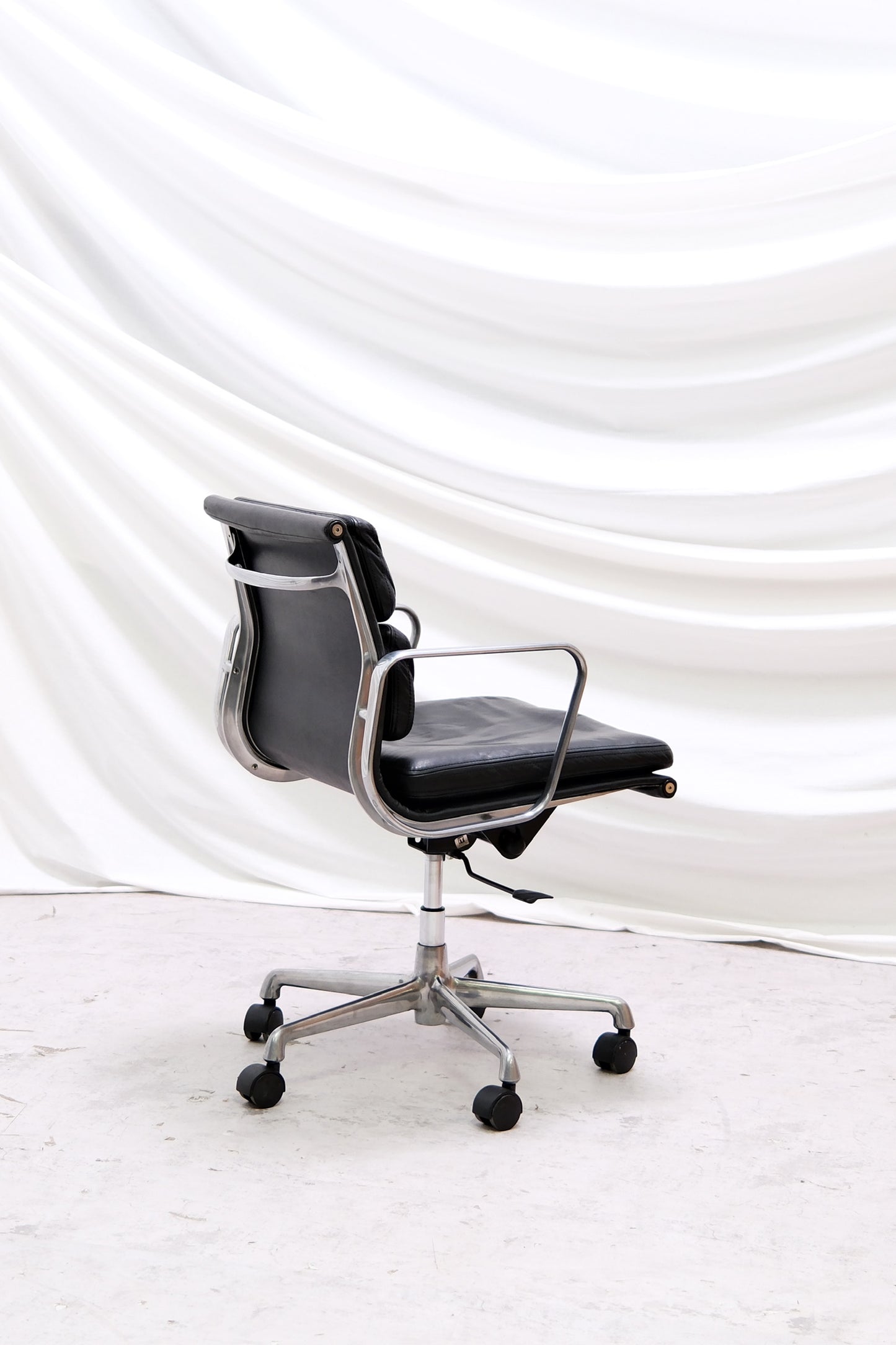 EA217 Soft Pad Chair by Charles & Ray Eames For ICF Italy