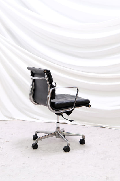 EA217 Soft Pad Chair by Charles & Ray Eames For ICF Italy