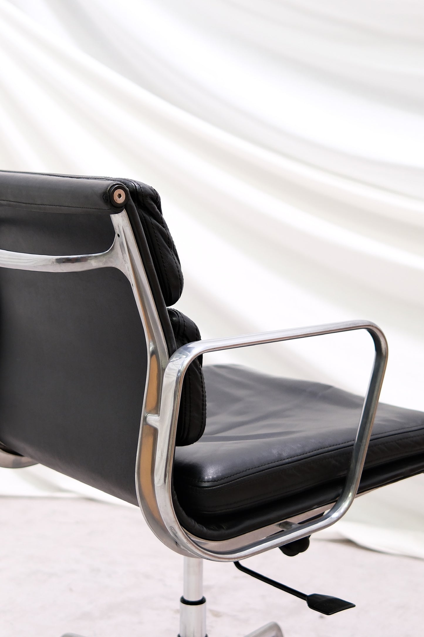 EA217 Soft Pad Chair by Charles & Ray Eames For ICF Italy