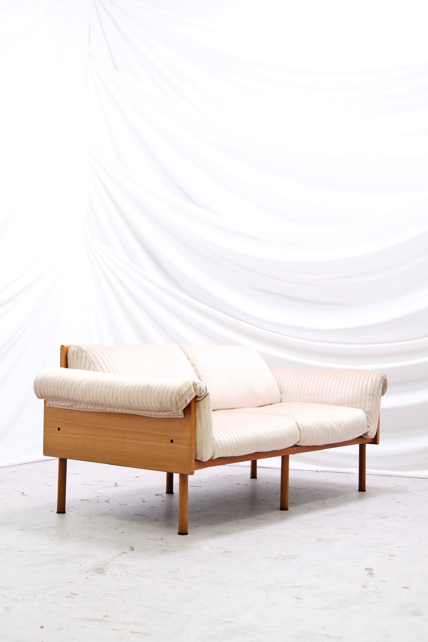 Yrjö Kukkapuro Ateljee 2-seater Sofa - Teak & Velvet