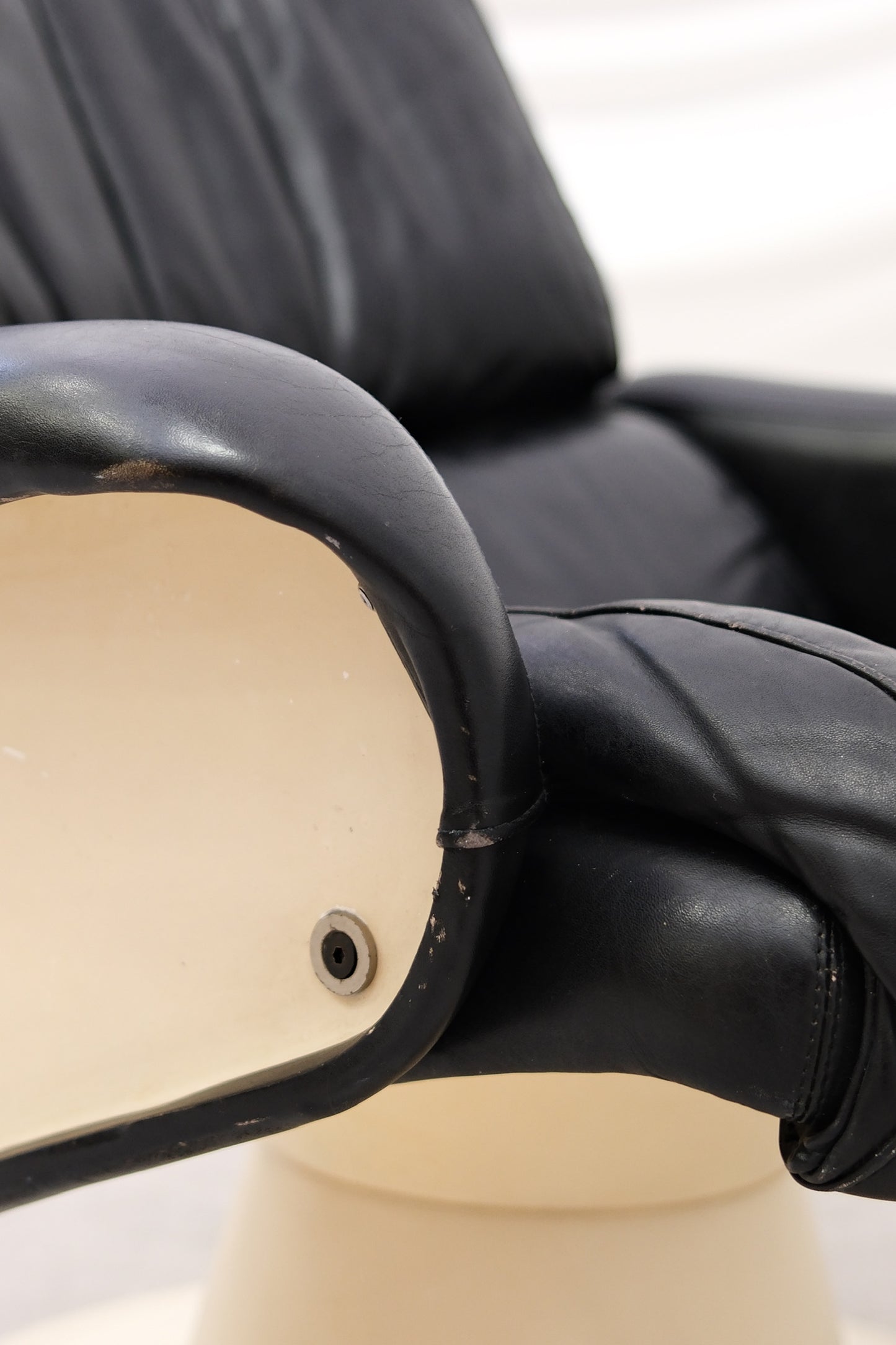 Yrjö Kukkapuro Saturnus Armchair Black leather