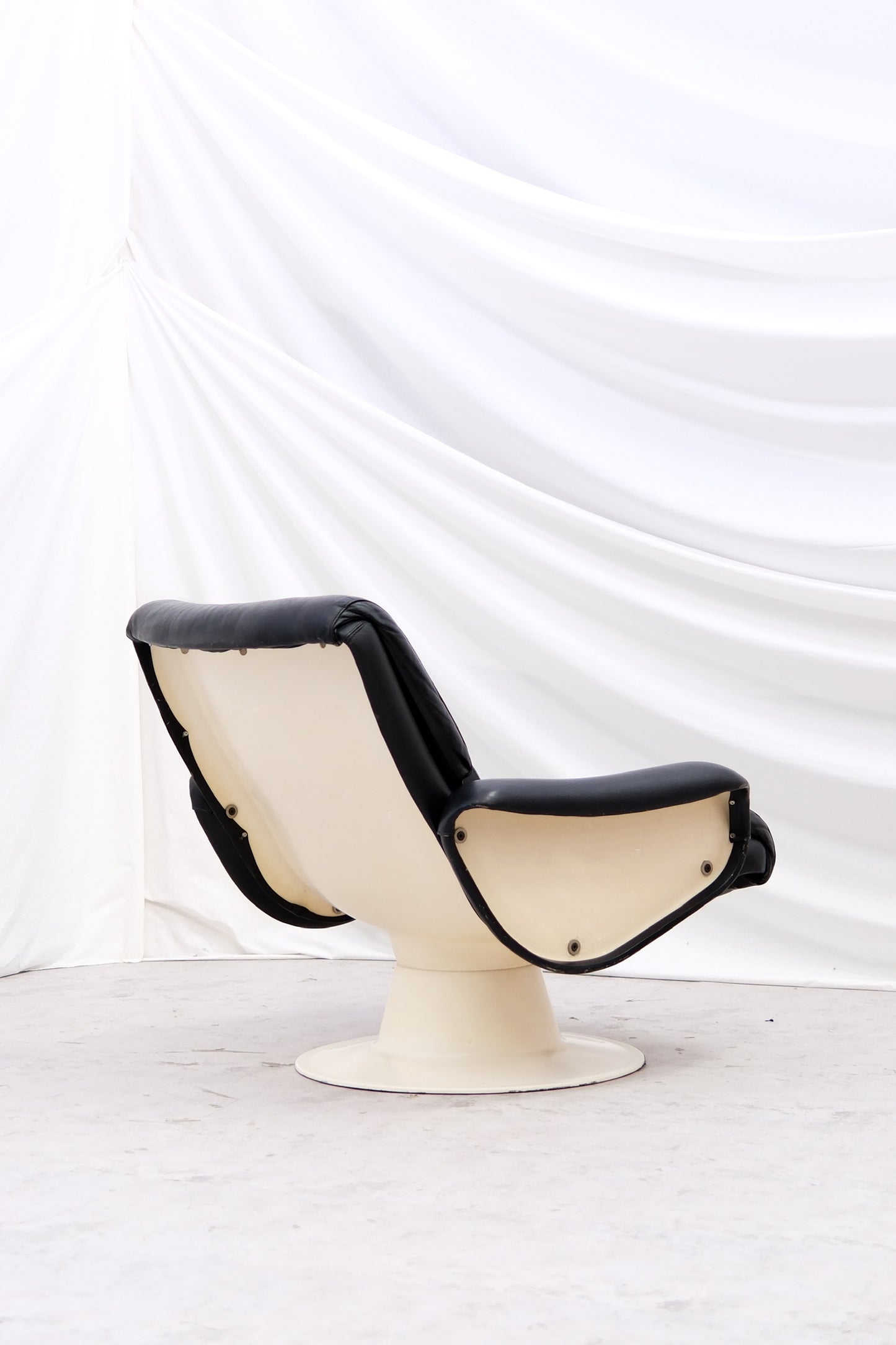 Yrjö Kukkapuro Saturnus Armchair Black leather