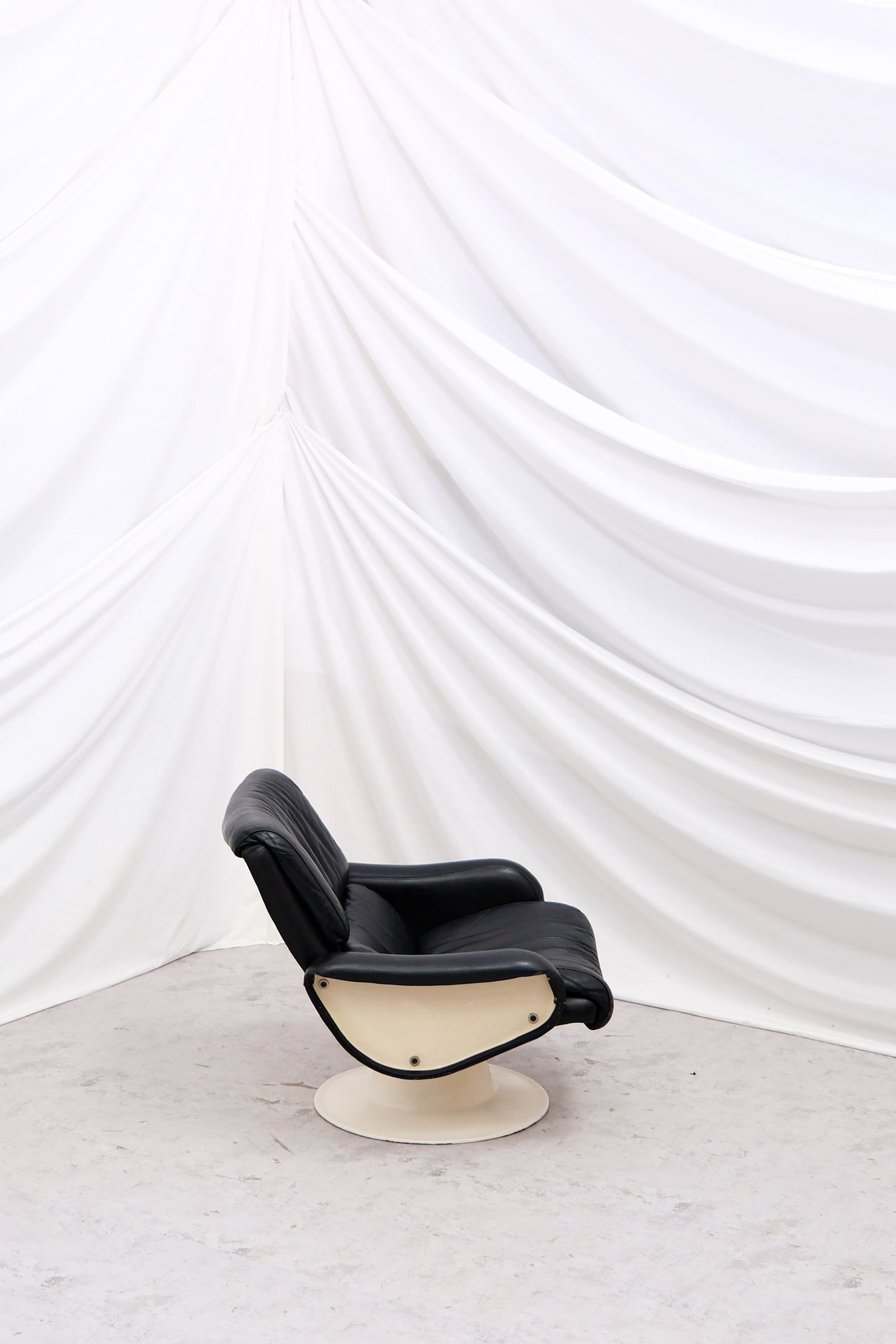 Yrjö Kukkapuro Saturnus Armchair Black leather