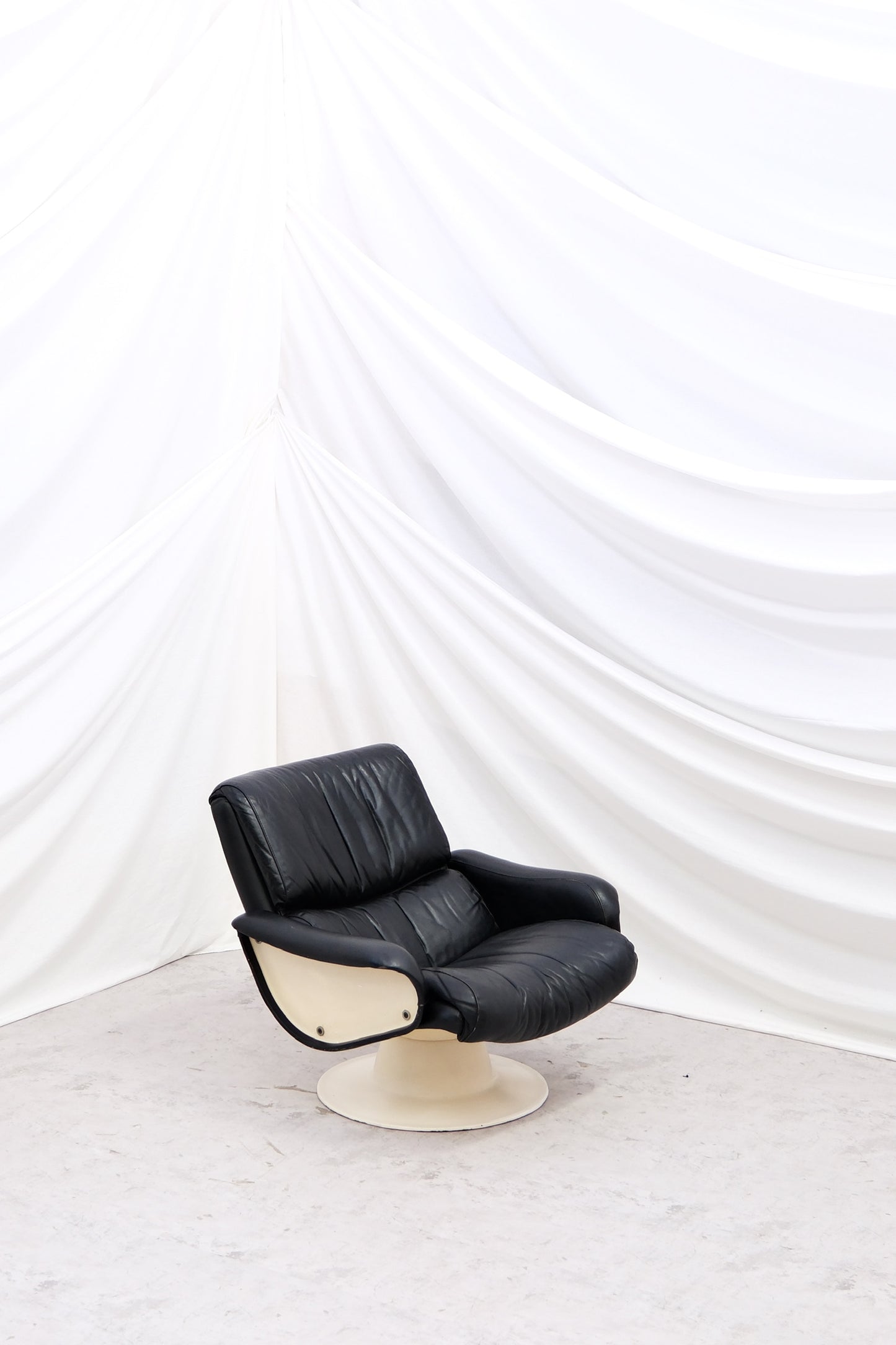 Vintage Yrjö Kukkapuro Saturnus armchair in black leather