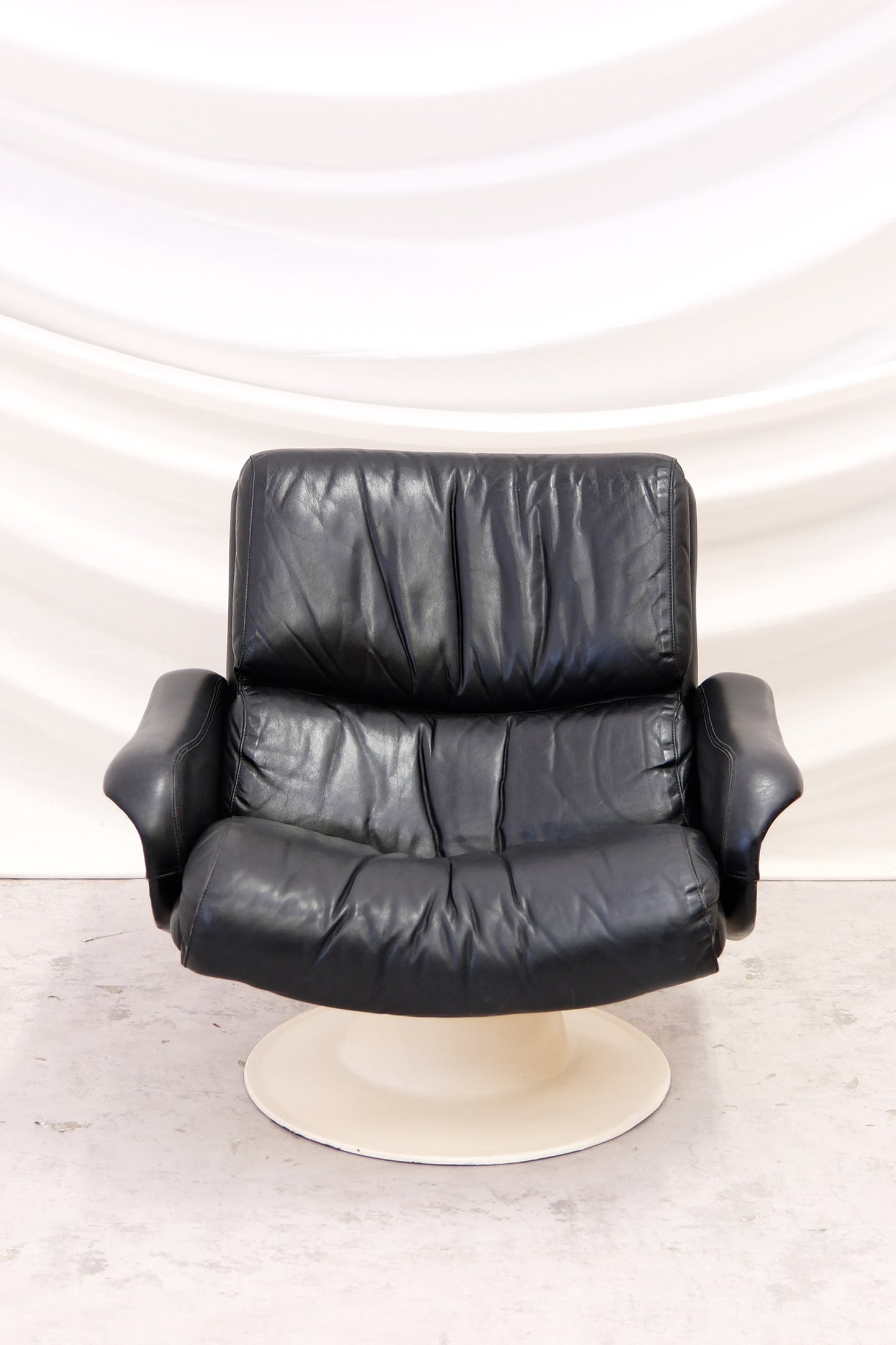 Yrjö Kukkapuro Saturnus Armchair Black leather