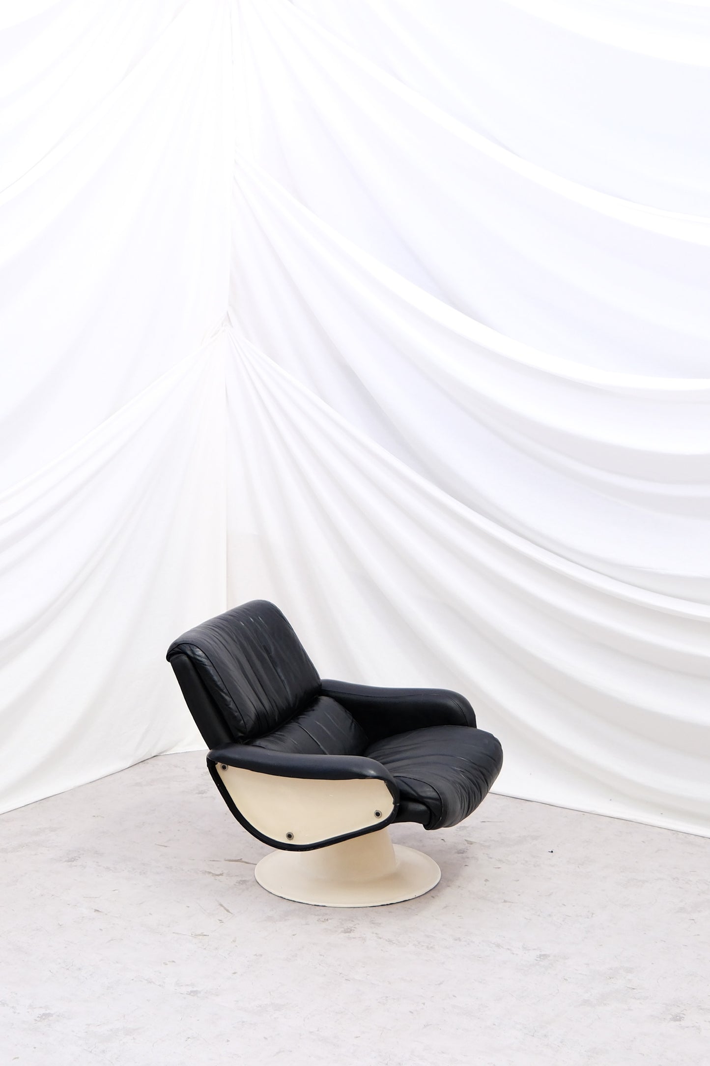 Yrjö Kukkapuro Saturnus Armchair Black leather