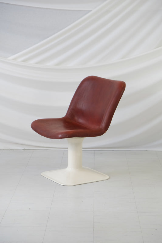 Yrjö Kukkapuro Big Junior chair in reddish-brown leather with white pedestal base, front view.
