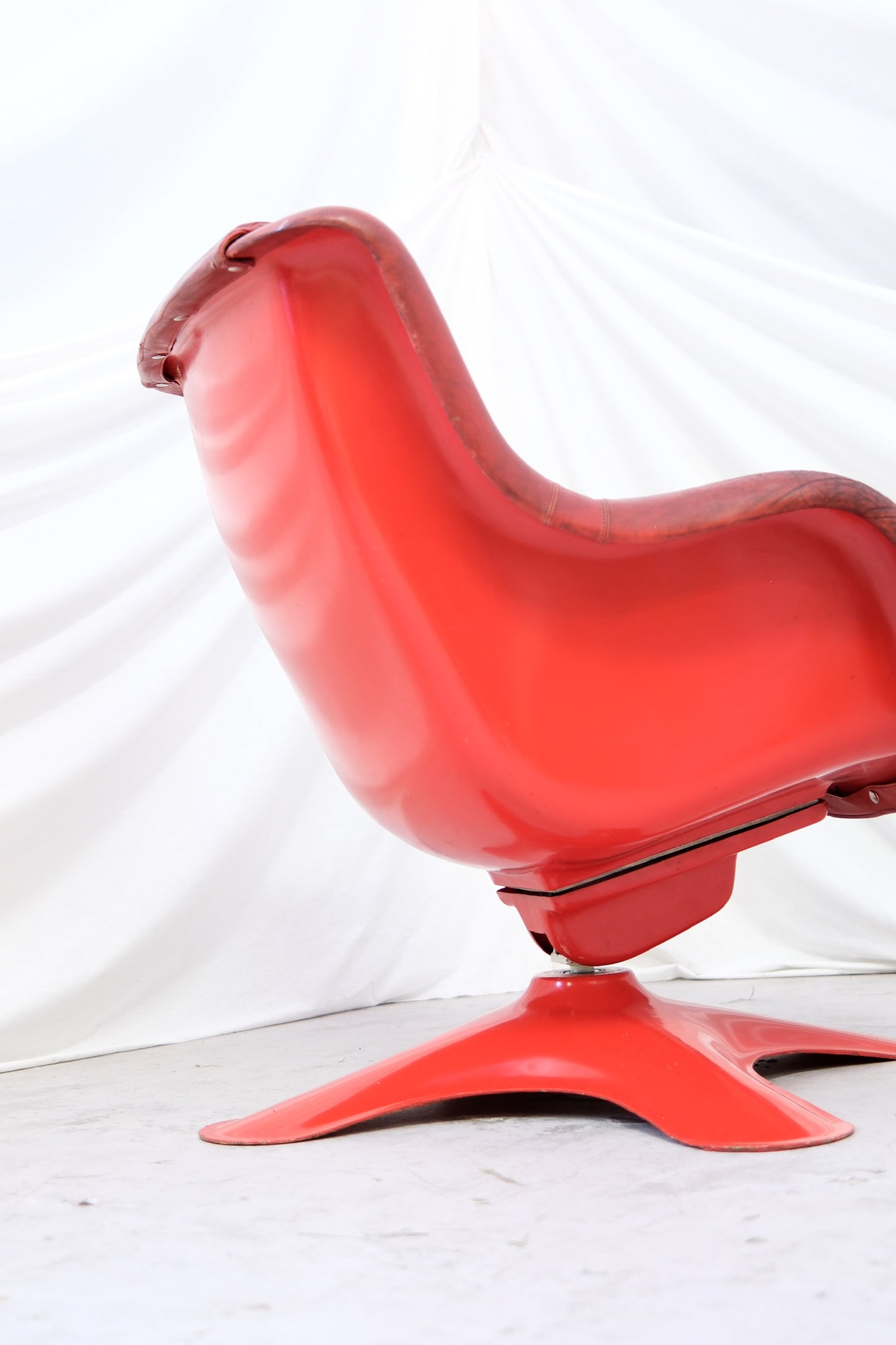 Yrjö Kukkapuro Karuselli armchair - Haimi 1960s - Red Leather